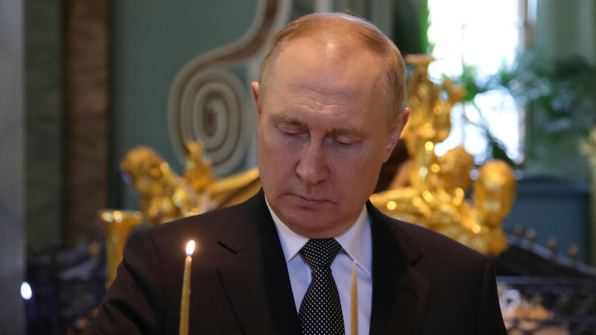 Президент РФ, верховный главнокомандующий Владимир Путин ставит свечу в Петропавловском соборе в Санкт-Петербурге - РИА Новости, 1920, 31.07.2022
