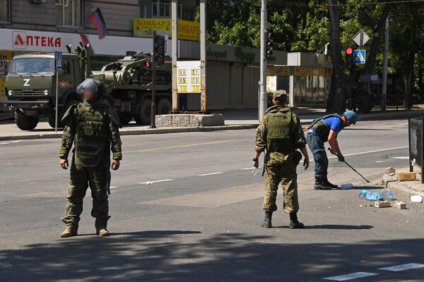 Саперы международного противоминного центра министерства обороны РФ во время разминирования центральной улицы Донецка