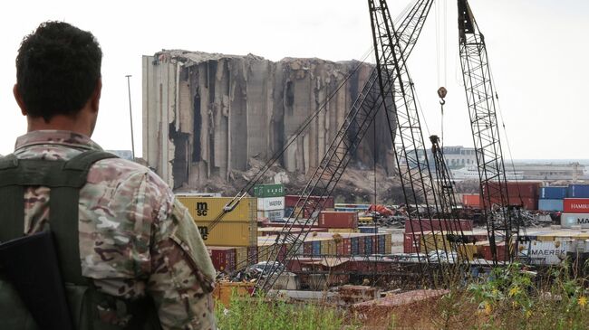 Поврежденное зернохранилище в порту Бейрута