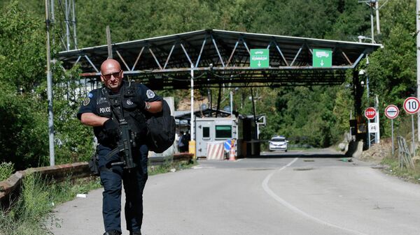 Сотрудник полиции Косово на КПП Брняк