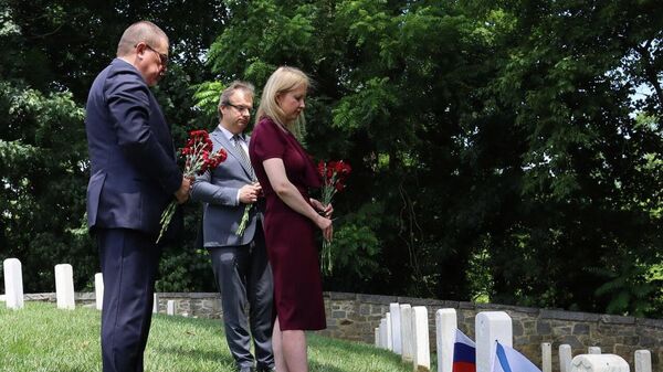 Российские дипломаты в день ВМФ возложили цветы к могиле русского матроса в США
