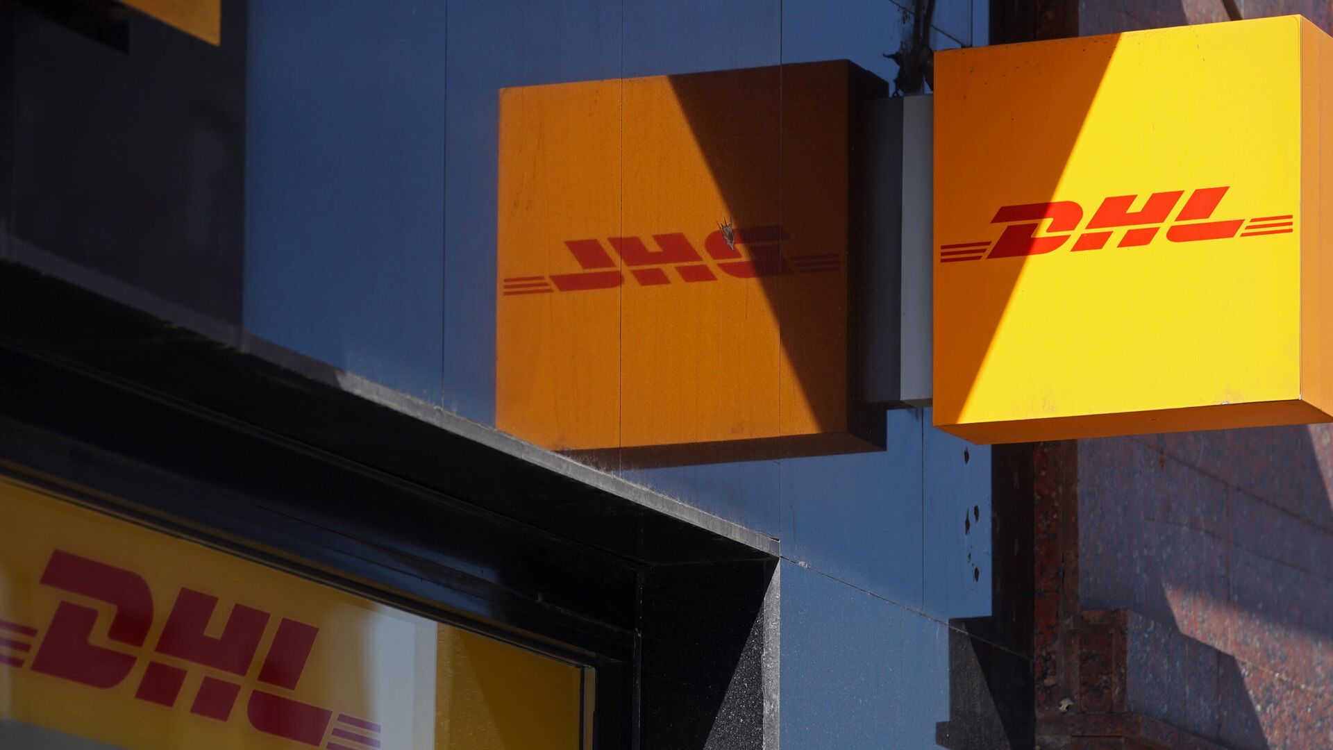 Логотип службы доставки грузов и почты DHL на одном из офисов компании в Москве - РИА Новости, 1920, 10.10.2022