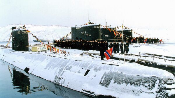 Подводные лодки 429 и Вологда (в центре). Конец 1990-х гг.