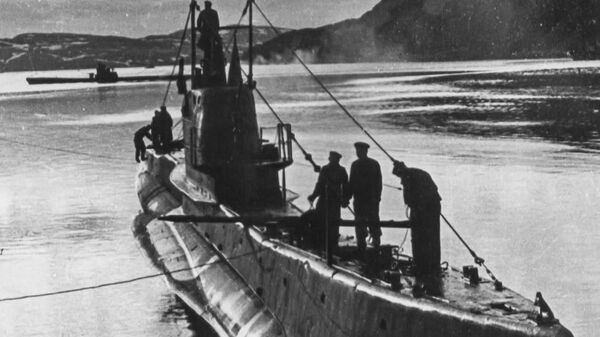 Подводная лодка возвращается из боевого похода, 1944 год