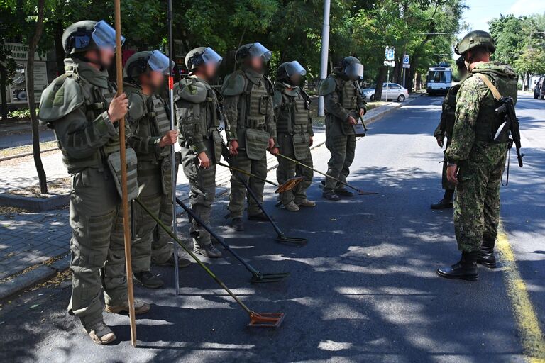 Саперы международного противоминного центра министерства обороны РФ во время разминирования центральной улицы Донецка