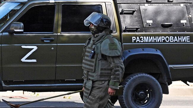 Сапер международного противоминного центра министерства обороны РФ во время разминирования центральной улицы Донецка
