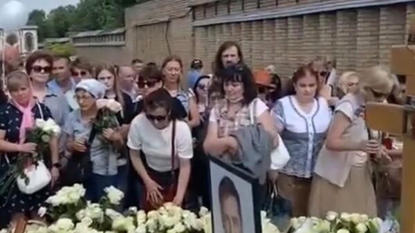 Панихида на 40 дней после смерти Шатунова прошла на Троекуровском кладбище