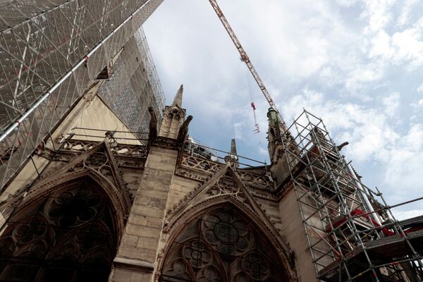 Работы по реконструкции Собора Парижской Богоматери после пожара 
