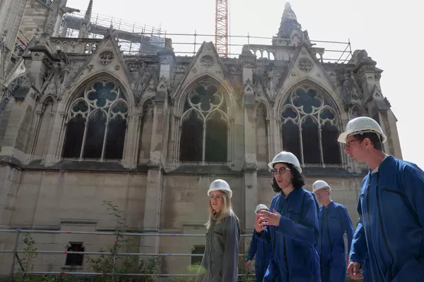 Министр культуры Франции Рима Абдул-Малак следит за ходом реконструкции Собора Парижской Богоматери после пожара 
