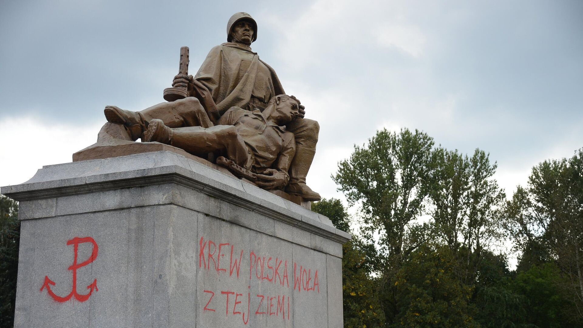 Надписи красной краской на пьедестале одной из скульптур мемориального комплекса на кладбище-мавзолее советских воинов в Варшаве - РИА Новости, 1920, 18.05.2022