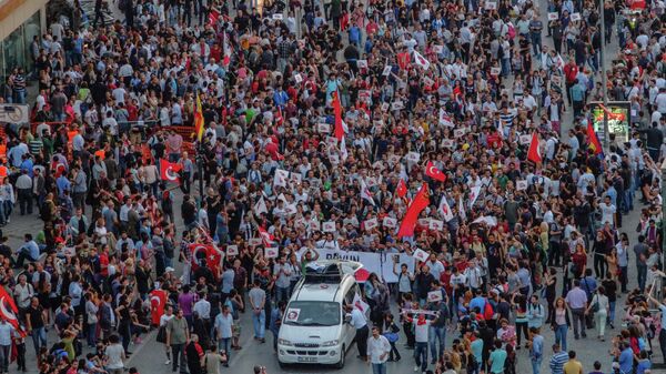 Демонстранты на площади Таксим в Стамбуле