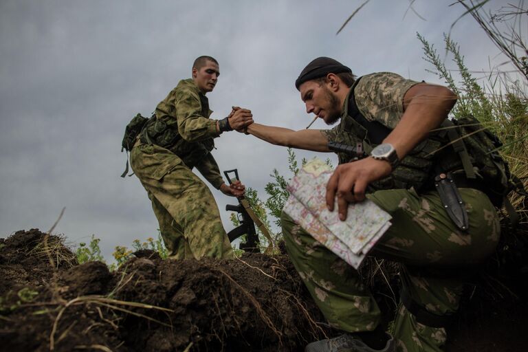 Бойцы ополчения Донбасса меняют свои позиции во время артиллерийского обстрела в районе города Снежное Донецкой области