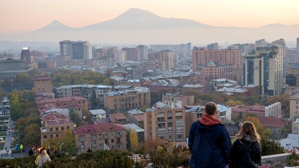 Вид на Ереван с архитектурно-монументального комплекса Каскад. На дальнем плане гора Арарат