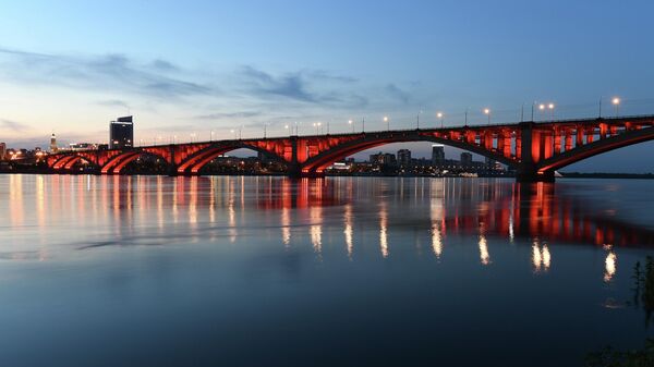 Коммунальный мост через реку Енисей в праздничной иллюминации в честь Дня России в Красноярске