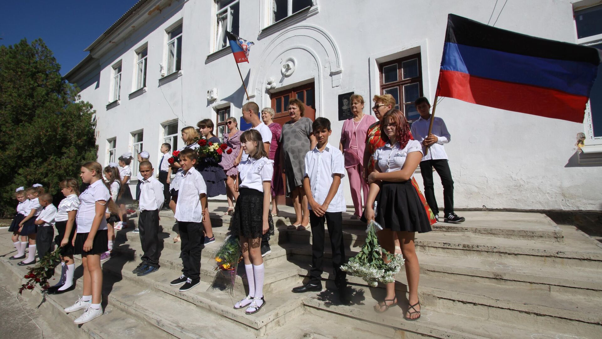 Ученики на праздничной линейке в школе в День знаний в селе Саханка Донецкой области - РИА Новости, 1920, 23.08.2022