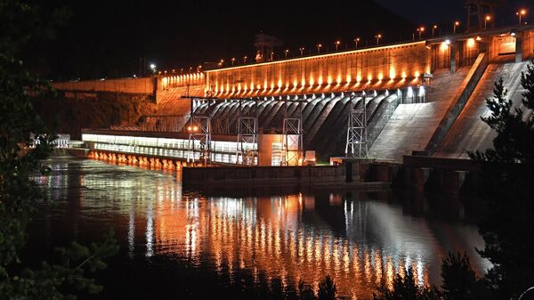 Архитектурная подсветка украшает плотину Красноярской ГЭС на реке Енисей