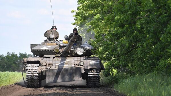 Военнослужащие Народной милиции ЛНР на танке Т-80 