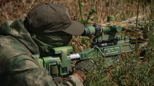 Снайпер на позиции во время специальной военной операции на Украине