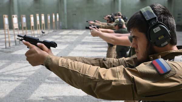 Инструктора на занятии по стрельбе из пистолета на базе центра подготовки спецназа в Гудермесе