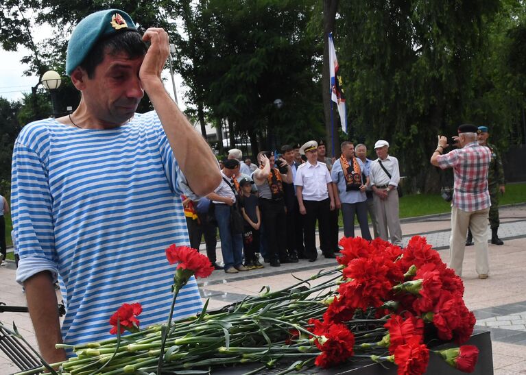 Возложение венков и цветов к памятнику приморцам, погибшим в ходе локальных войн и военных конфликтов, на праздновании Дня Воздушно-десантных войск во Владивостоке