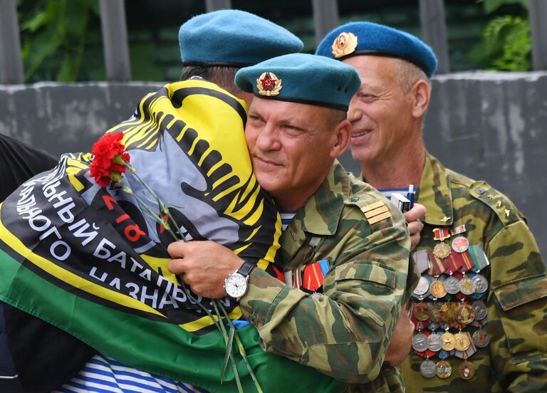 Десантники на праздновании Дня Воздушно-десантных войск у памятника приморцам, погибшим в ходе локальных войн и военных конфликтов во Владивостоке