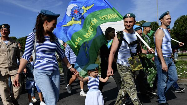 Десантники с семьями идут к мемориалу Черный тюльпан в Екатеринбурге в День ВДВ