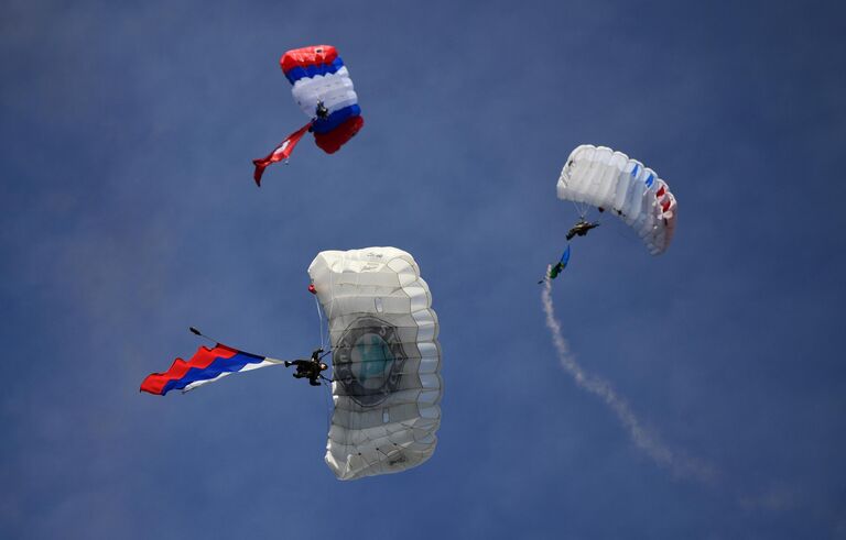 Спортсмены-парашютисты совершают показательные прыжки на набережную Городского пруда в Екатеринбурге в День ВДВ