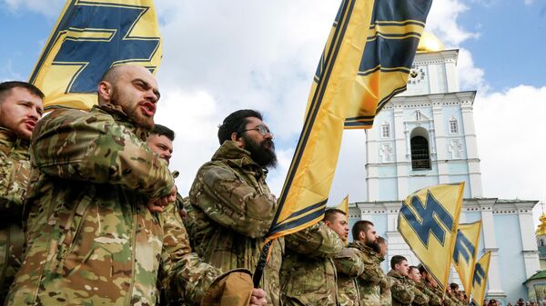 Член националистического батальона Азов в Киеве