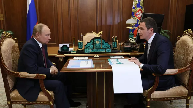 Президент России Владимир Путин и генеральный директор РЭО Денис Буцаев во время встречи