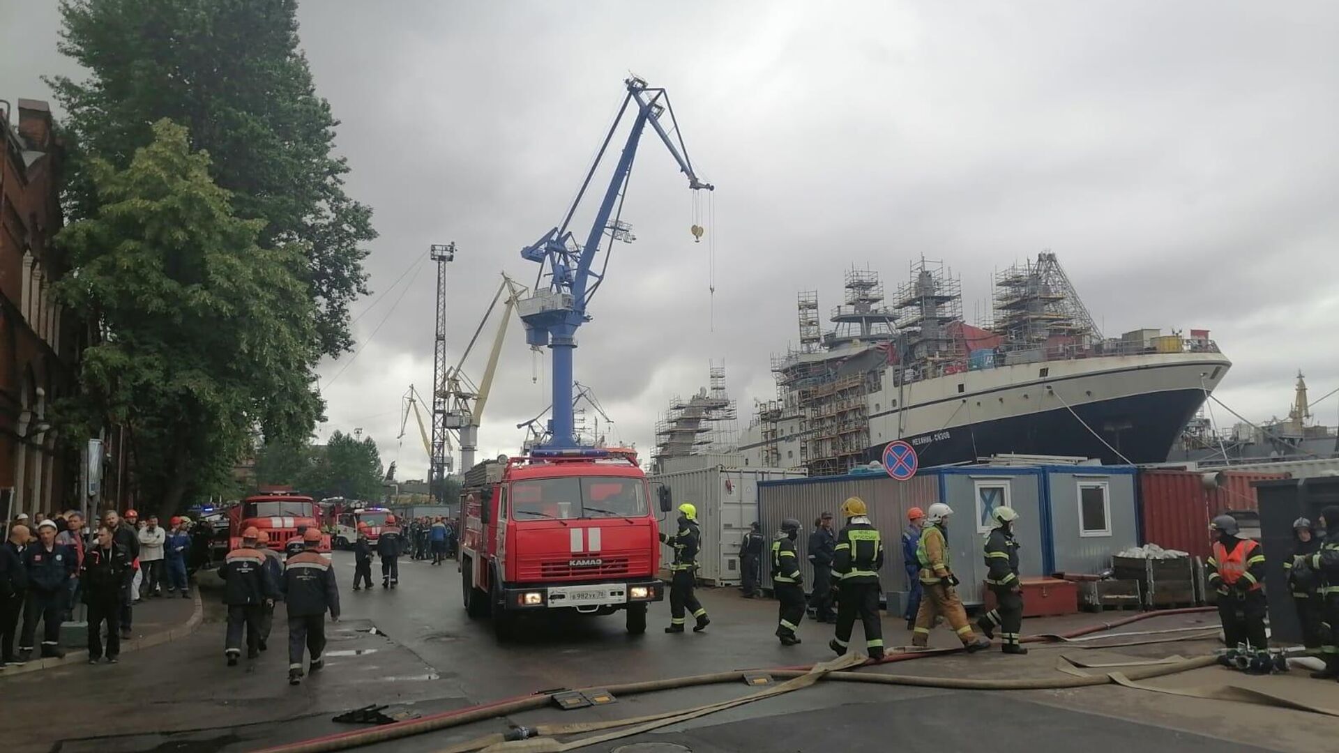 Сотрудники МЧС во время ликвидации последствий пожара на предприятии Адмиралтейские верфи - РИА Новости, 1920, 02.08.2022