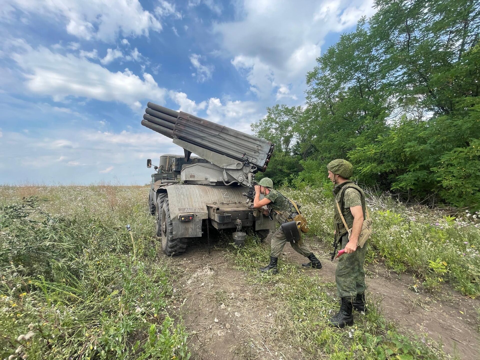 Военнослужащие подразделения реактивной артиллерии и 1-й бригады армии ДНР готовятся к стрельбе по позициям ВСУ на Авдеевском направлении - РИА Новости, 1920, 03.08.2022