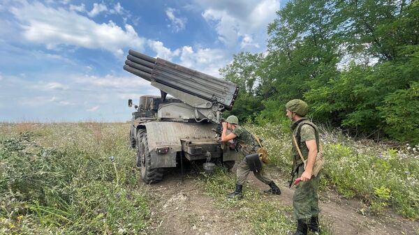 Военнослужащие подразделения реактивной артиллерии и 1-й бригады армии ДНР готовятся к стрельбе по позициям ВСУ на Авдеевском направлении