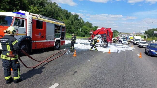 На месте ДТП с участием бензовоза на МКАД