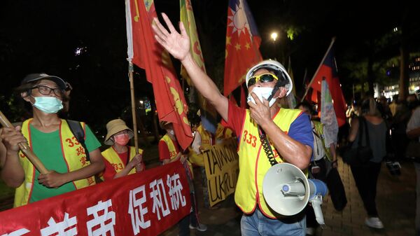 Участники акции протеста против визита Нэнси Пелоси возле отеля, где должна остановиться спикер Палаты представителей США в Тайбэе, Тайвань