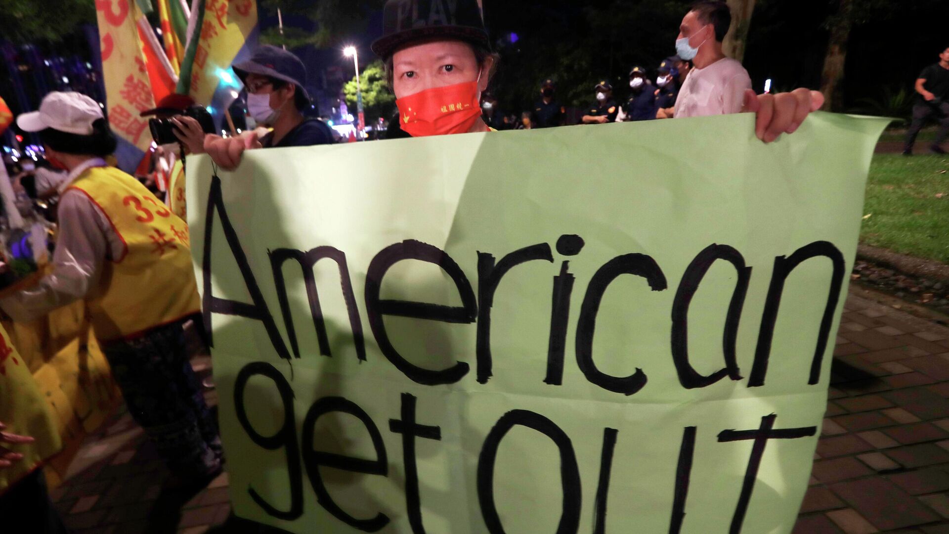 Участники акции протеста против визита Нэнси Пелоси возле отеля, где должна остановиться спикер Палаты представителей США в Тайбэе, Тайвань - РИА Новости, 1920, 06.08.2022