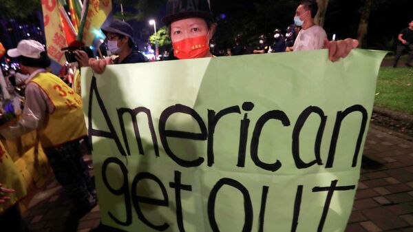 Участники акции протеста против визита Нэнси Пелоси возле отеля, где должна остановиться спикер Палаты представителей США в Тайбэе