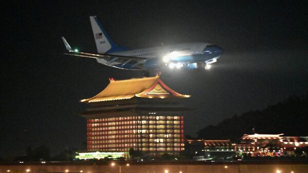 Самолет правительства США с Нэнси Пелоси на борту заходит на посадку в аэропорту Тайбэя, Тайвань