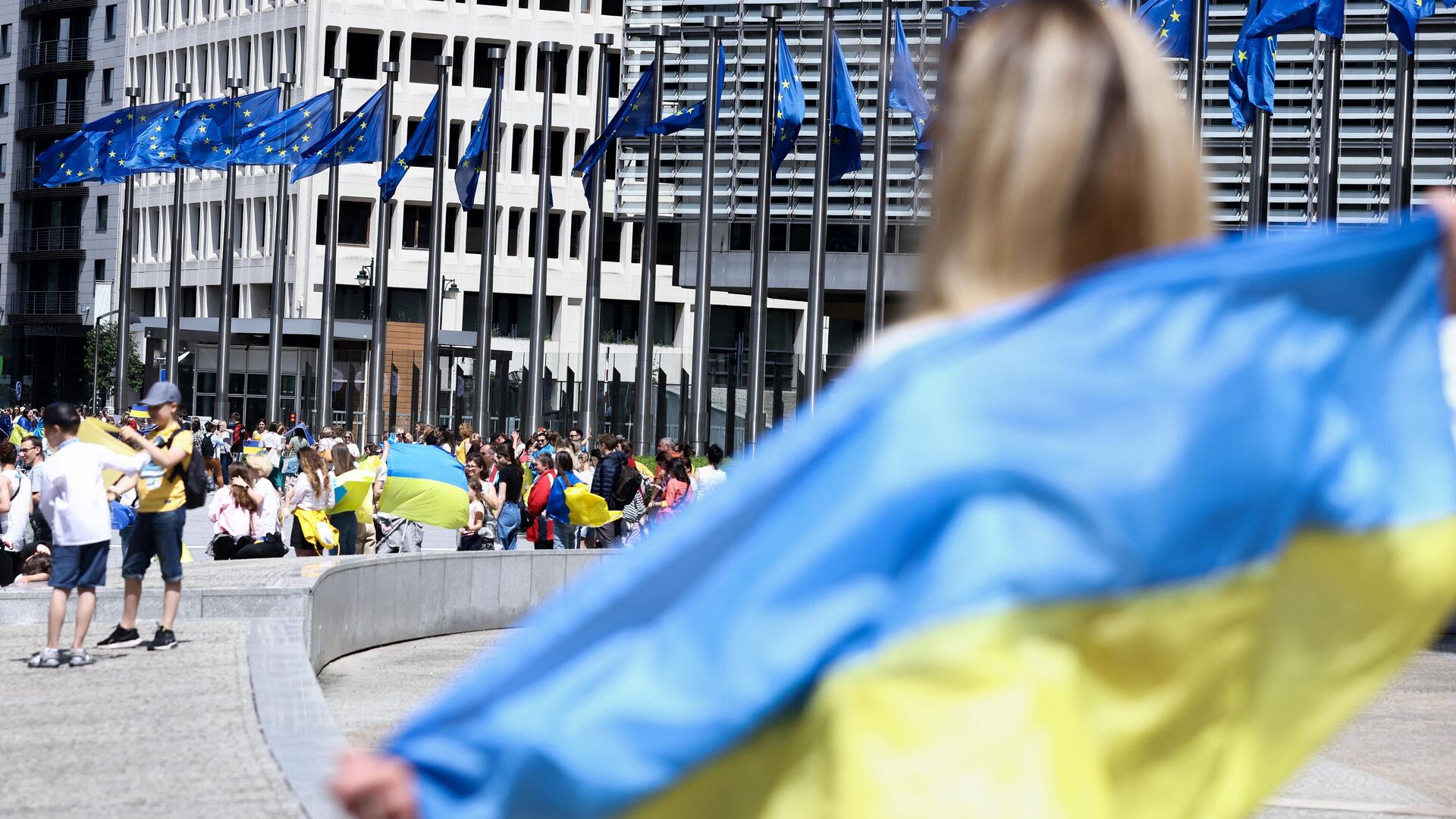 Люди с флагами Украины у здания Еврокомиссии в Брюсселе - РИА Новости, 1920, 07.08.2022