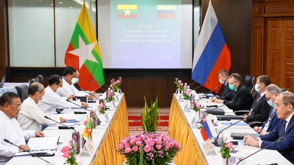 Министр иностранных дел РФ Сергей Лавров и глава МИД Мьянмы Вунна Маун Лвин на переговорах в Нейпьидо