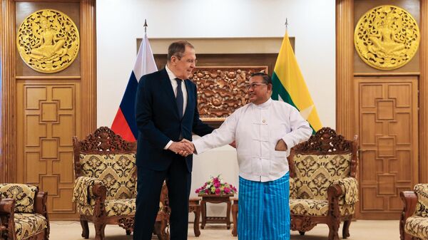 Министр иностранных дел РФ Сергей Лавров  и глава МИД Мьянмы Вунна Маун Лвин на встрече в Нейпьидо