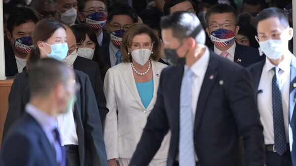 Спикер Палаты представителей США Нэнси Пелоси возле парламента Тайваня в Тайбэе 