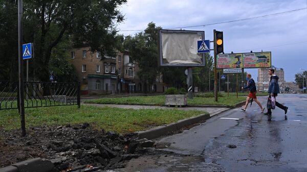 Воронка от снаряда после обстрела со стороны ВСУ Киевского района Донецка.