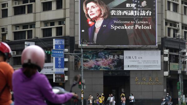 Рекламный щит приветствующий спикера Палаты представителей США Нэнси Пелоси в Тайбэе