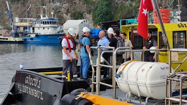Члены делегации перед началом досмотра сухогруза Razoni - первого судна, прибывшего с украинским зерном в Стамбул