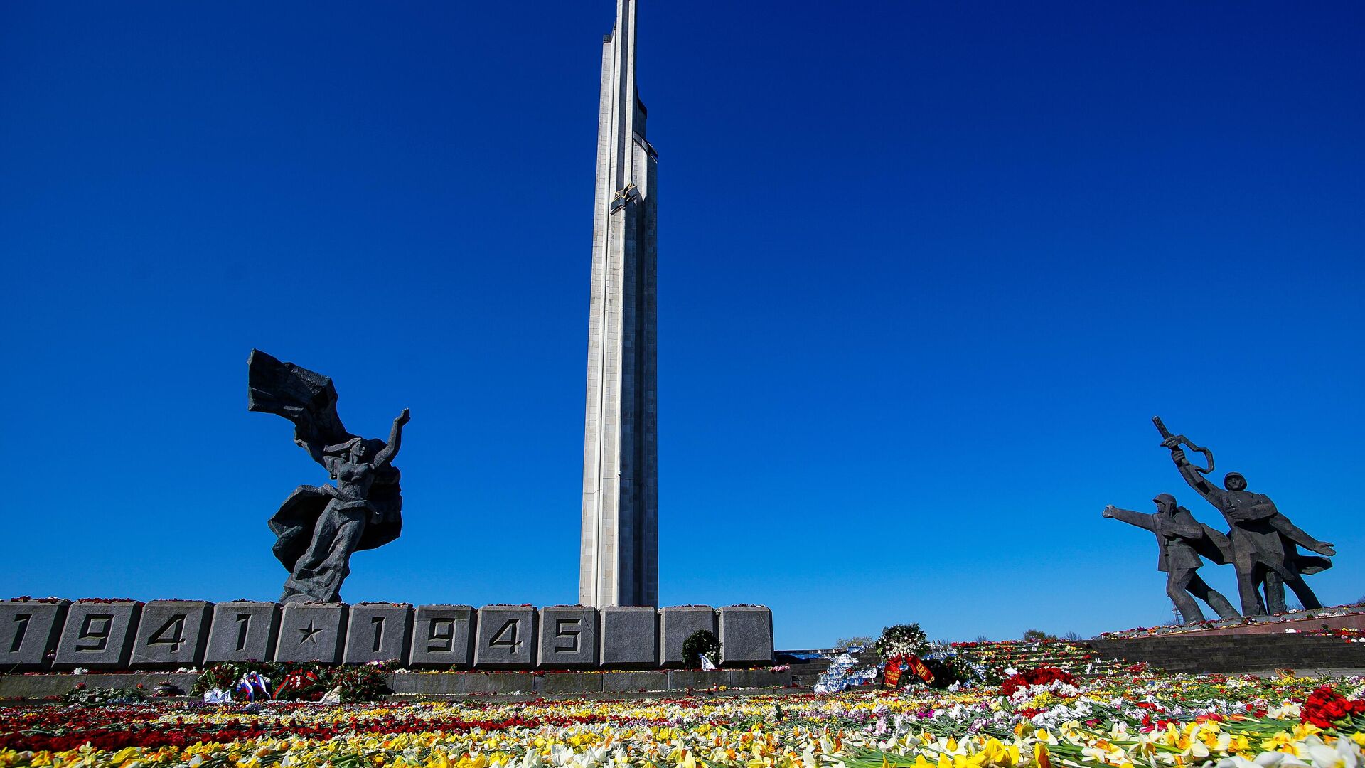 Цветы, возложенные к памятнику освободителям в Парке Победы в Риге - РИА Новости, 1920, 03.08.2022