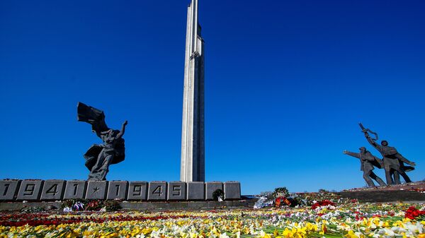 Цветы, возложенные к памятнику Освободителям в Парке Победы в Риге