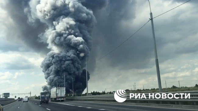 Дым от пожара на складе Ozon в Подмосковье. Кадр из видео