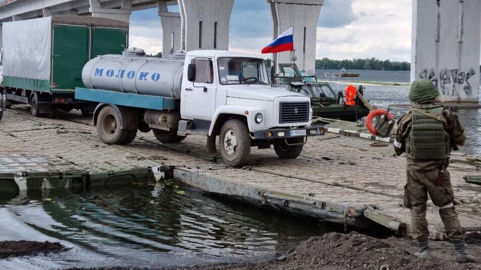 Российские военнослужащие у понтонной переправы через Днепр - РИА Новости, 1920, 06.10.2022