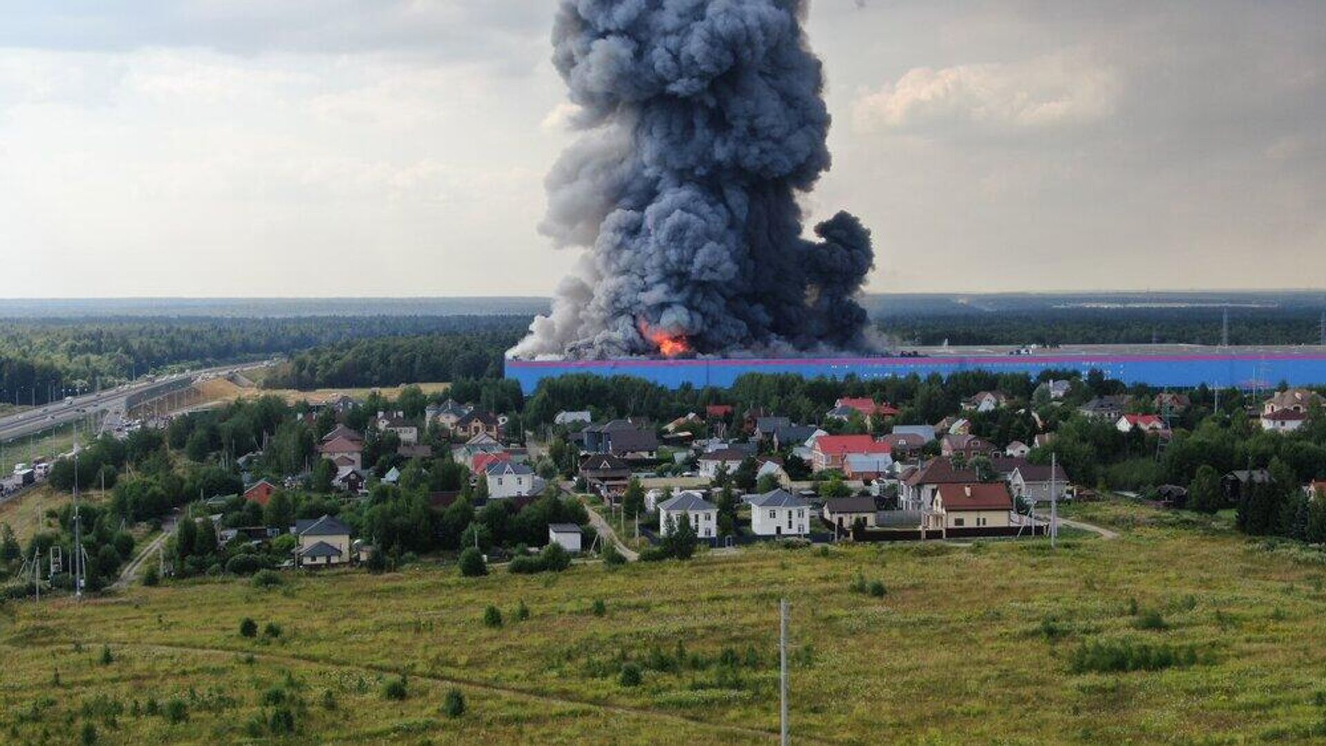 Пожар на складе Ozon в городском округе Истра - РИА Новости, 1920, 03.08.2022