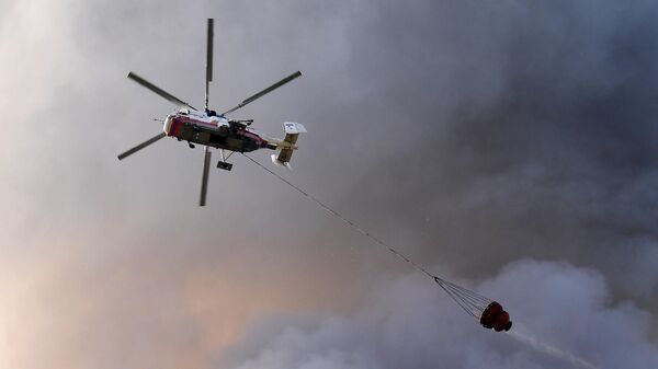 Вертолет, задействованный в тушении пожара на складе OZON в Подмосковье